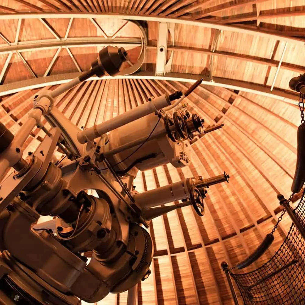 Untersicht auf die Bedienseite des Teleskops