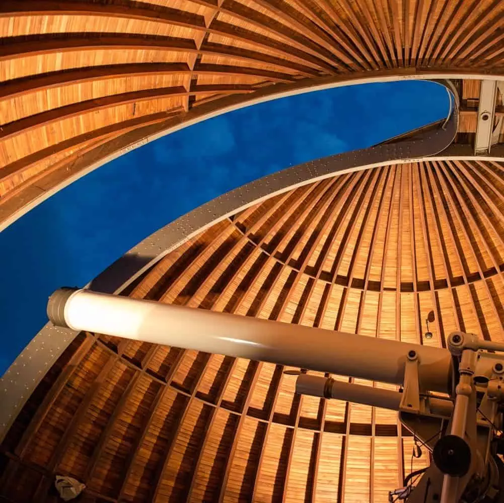 Teleskop mit offenem Kuppeldach von Innen