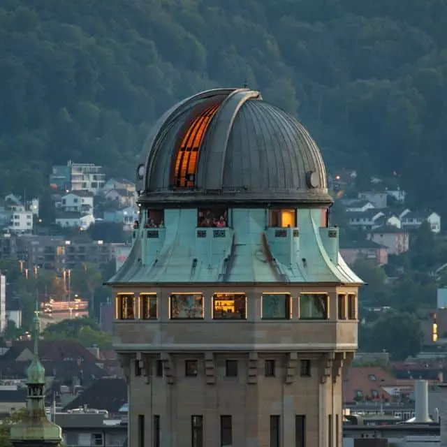 Teleskop mit offenem Kuppeldach von Innen